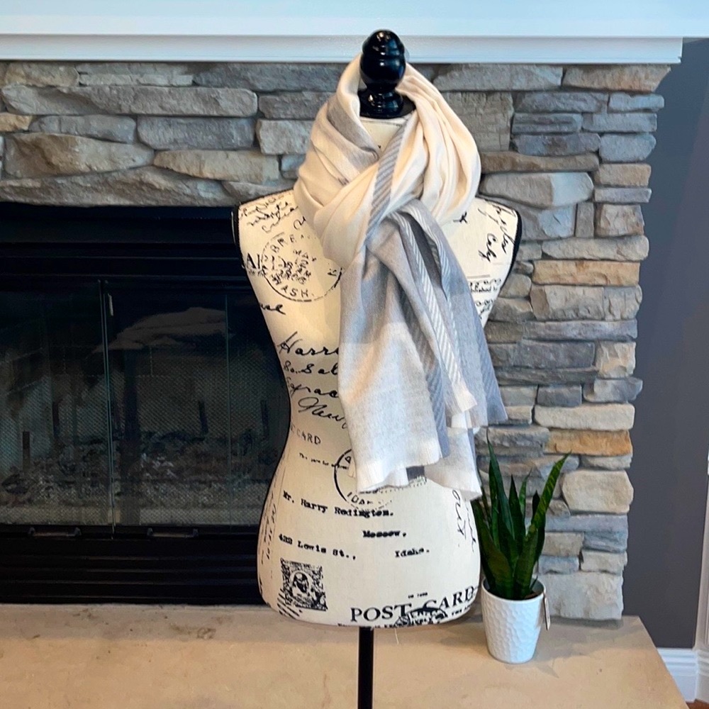 🌸 NWT Francesca’s Plaid Cream & Grey Blanket Scarf